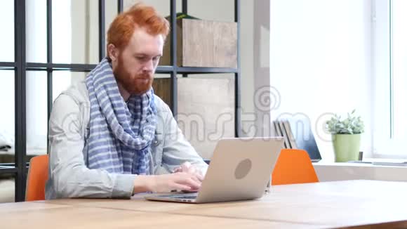 胡子男在线视频聊天笔记本电脑视频的预览图