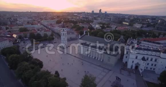 维尔纽斯老城大教堂广场和三个十字山在背景立陶宛日落时间视频的预览图