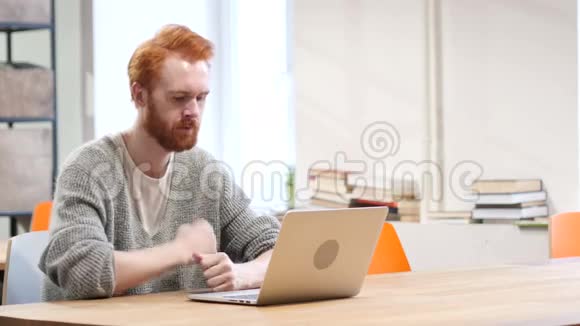 丢失沮丧的人在笔记本电脑上工作视频的预览图