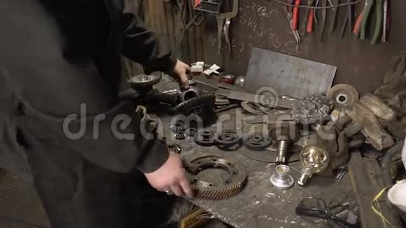创造室内风格的蒸汽朋克复古工业视频的预览图