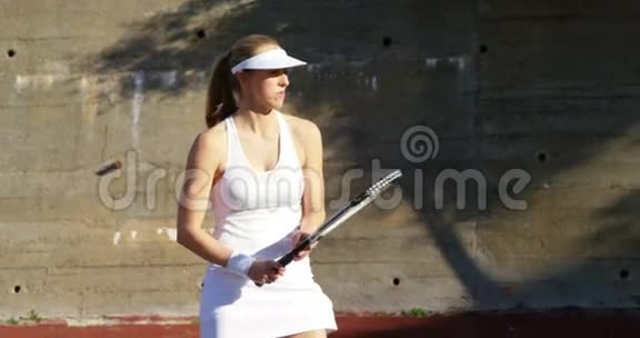 活跃的女运动员打网球视频的预览图