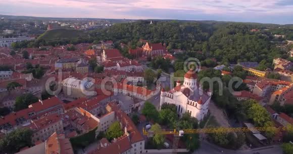 维尔纽斯老城大教堂广场和三个十字山在背景立陶宛日落时间视频的预览图