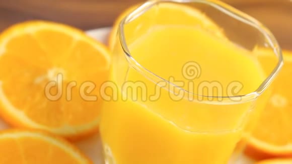 新鲜的柑橘类水果旋转关于健康食品和饮食概念的视频片段一杯橙汁背景是视频的预览图