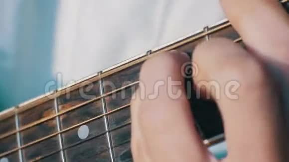 男子演奏声学吉他视频的预览图