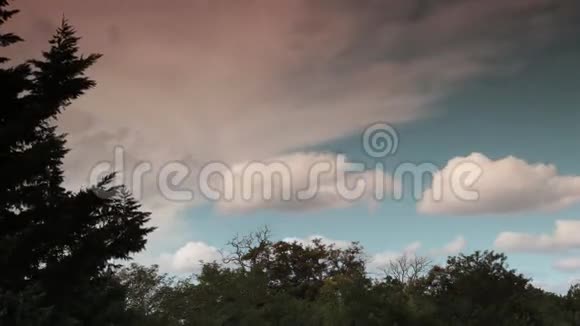 积云在天空中移动被拍摄成时间推移视频的预览图
