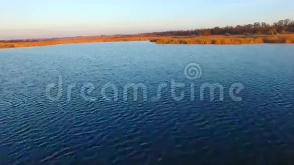 在日落时飞越湖面视频的预览图