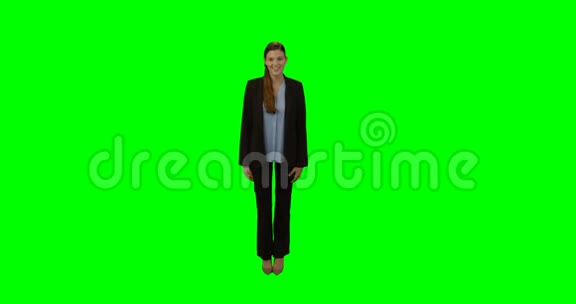 微笑的女商人站在臀部的肖像视频的预览图