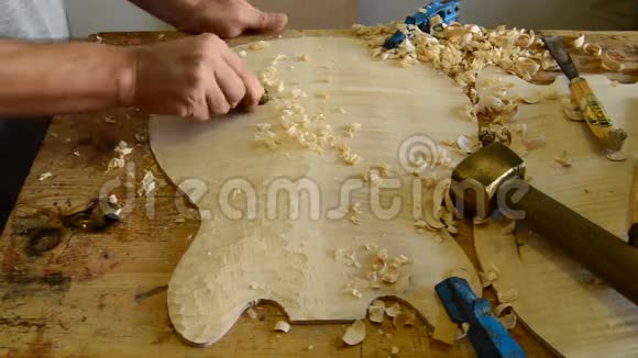 卢蒂埃工匠用小木刨器打磨吉他视频的预览图