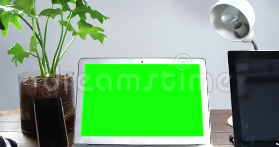 笔记本电脑手机和数码平板电脑摆放在木桌上视频的预览图