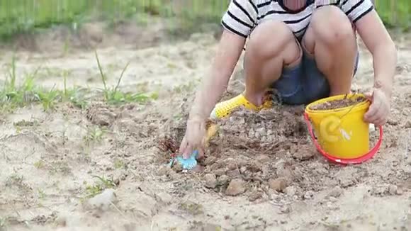 亚洲可爱的男孩在花园里玩玩具视频的预览图
