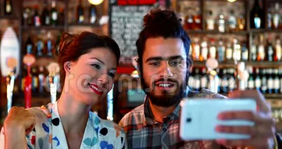 情侣在手机上自拍视频的预览图