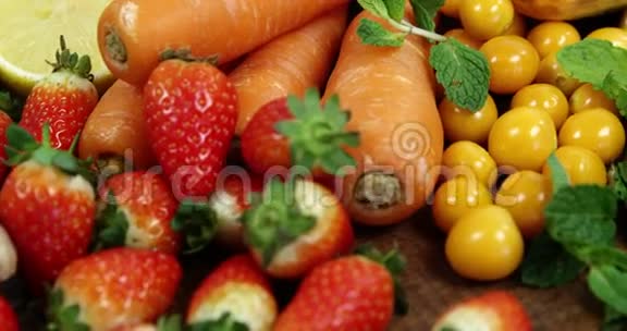 各种新鲜蔬菜和水果视频的预览图