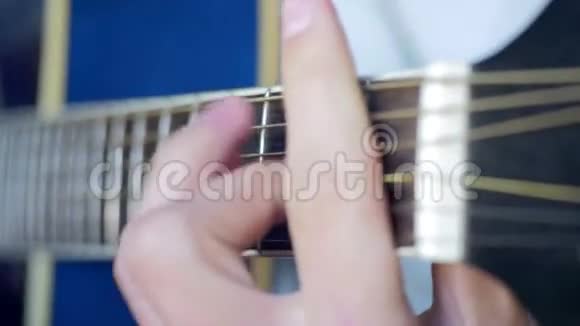 男子演奏声学吉他视频的预览图