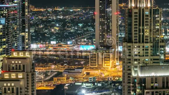 谢赫扎耶德公路的风景随着夜间交通和照亮的摩天大楼而过时视频的预览图