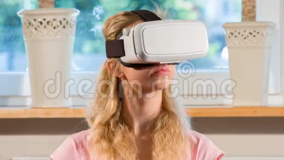 白色虚拟现实眼镜视频的预览图