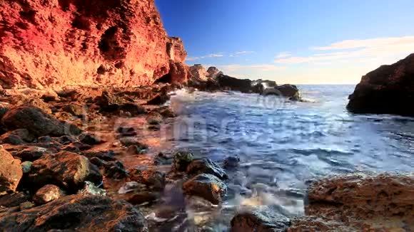海浪和岩石海岸视频的预览图