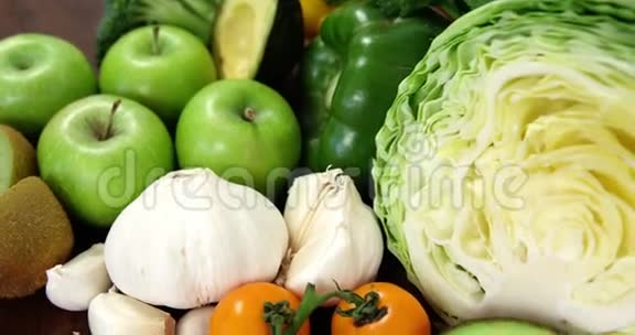 各种新鲜蔬菜和水果视频的预览图