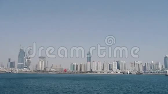 海滨城市摩天大楼视频的预览图