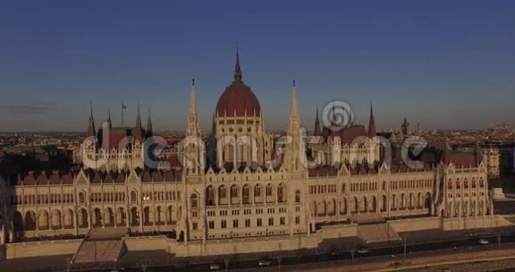 高质量的高质量的哥特式风格匈牙利议会大厦空中镜头视频的预览图