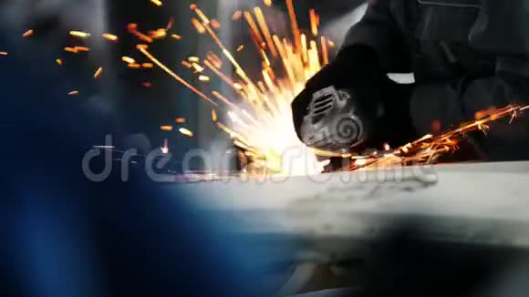 汽车服务工人用圆锯打磨金属结构视频的预览图