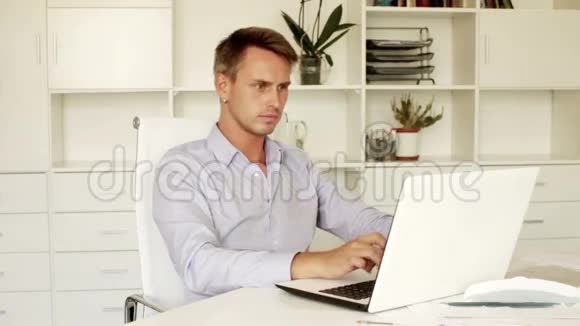 穿着正式服装的人用笔记本电脑工作视频的预览图