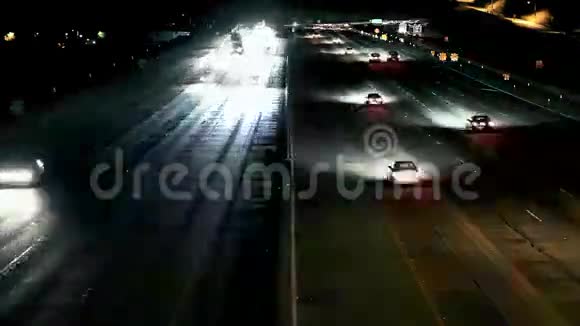 高速公路交通夜间延时视频的预览图