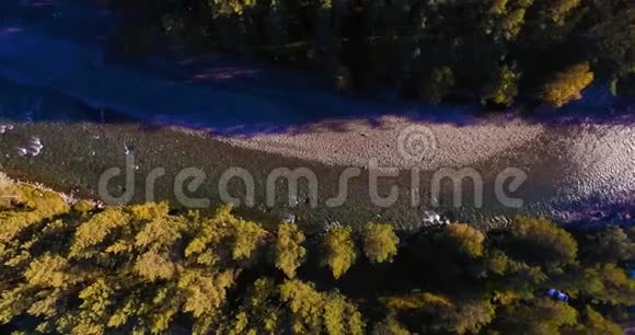 在阳光明媚的夏季早晨中气飞越清新干净的山河垂直移动视频的预览图