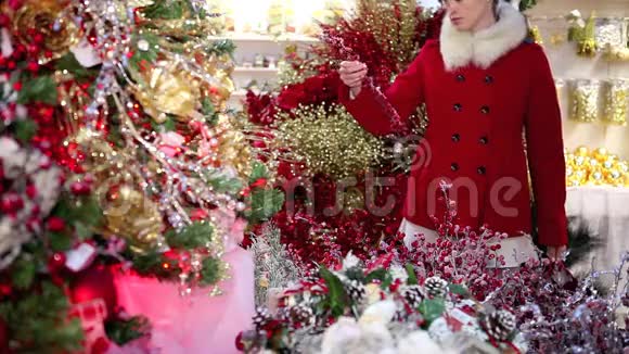 女人在市场上买圣诞装饰品视频的预览图
