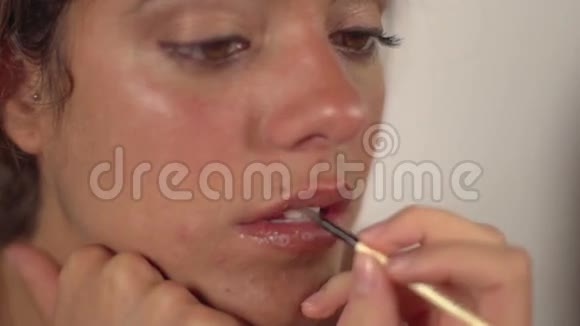 漂亮的女人化妆视频的预览图