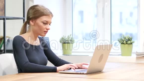 女孩在笔记本电脑上的在线视频聊天视频的预览图