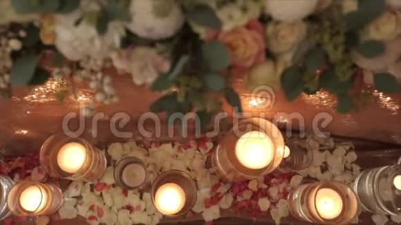婚礼用的花和蜡烛装饰视频的预览图