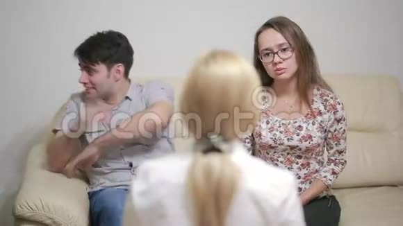 女心理学家帮助担心的年轻夫妇家庭治疗视频的预览图