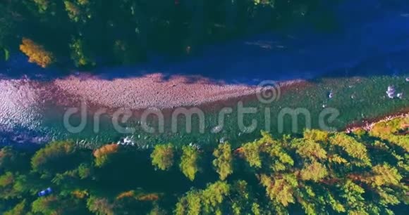 在阳光明媚的夏季早晨中气飞越清新干净的山河垂直移动视频的预览图