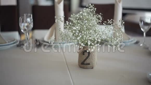 餐厅餐桌上漂亮的婚礼装饰视频的预览图