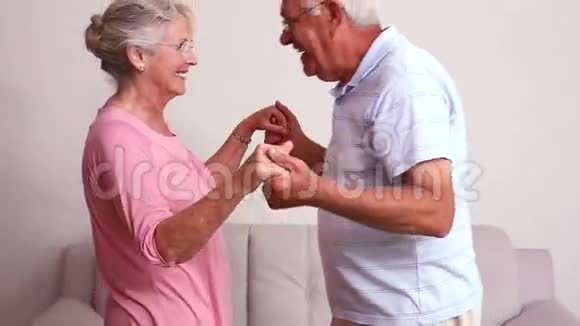 年长夫妇拥抱视频的预览图