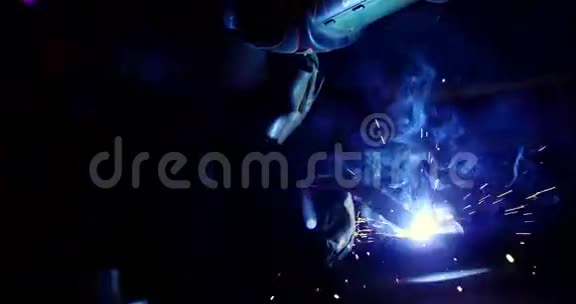 在一块金属上工作的焊工视频的预览图