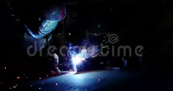 在一块金属上工作的焊工视频的预览图