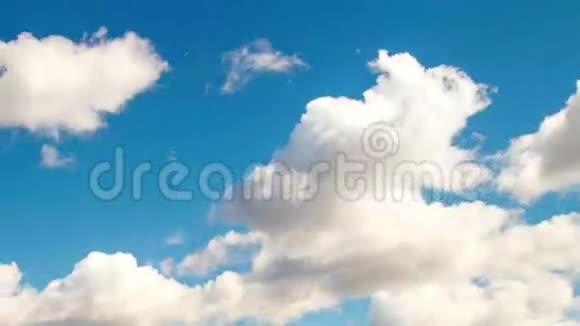 白天的天空飘着蓬松的云视频的预览图