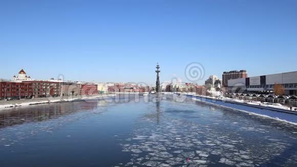 莫斯科莫斯克瓦河堤岸和佩特渴纪念碑俄罗斯冬季视频的预览图