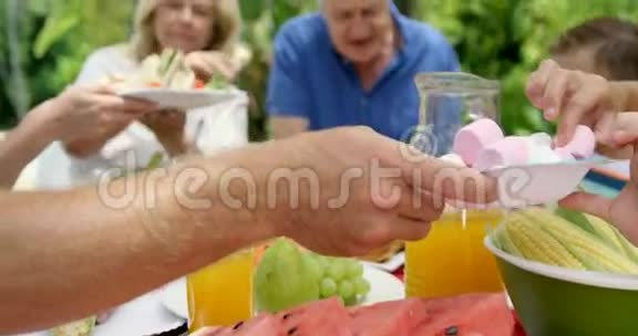幸福的一家人一起吃饭视频的预览图