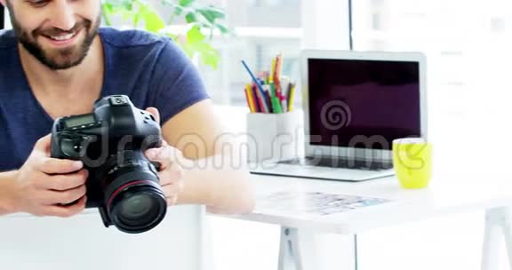 摄影师看着摄像机视频的预览图