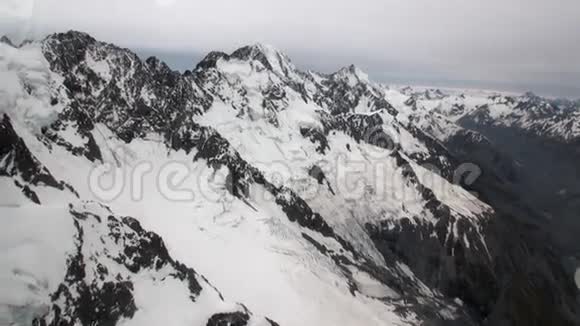新西兰直升机窗口雪山全景景观视频的预览图
