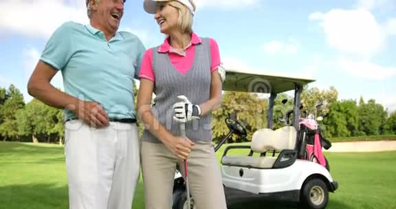 两个快乐的高尔夫球手站在一起视频的预览图