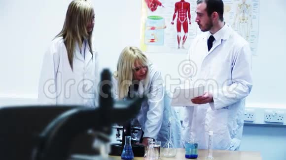 三个医生在说话视频的预览图