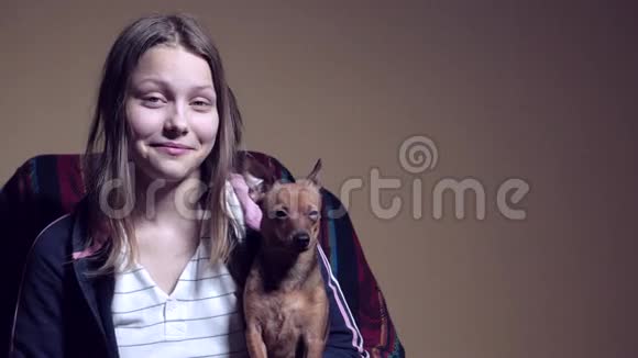 有小狗的少女视频的预览图