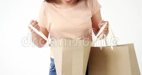 微笑的女人看着购物袋视频的预览图