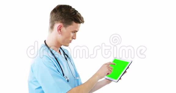 男性外科医生使用数字平板电脑视频的预览图