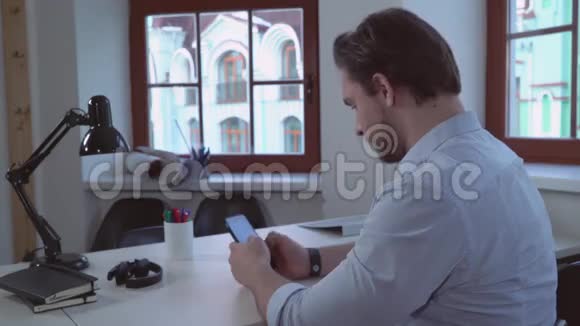 成年商人使用手机视频的预览图