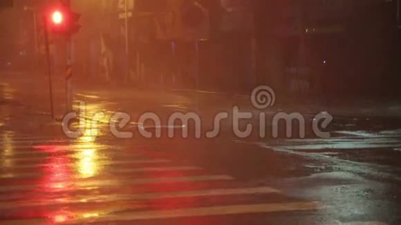 台风慢动作期间街上大雨视频的预览图