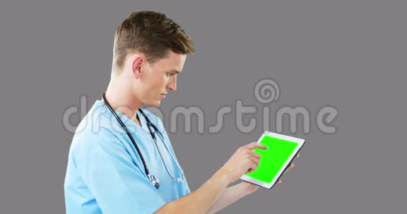 男性外科医生使用数字平板电脑视频的预览图